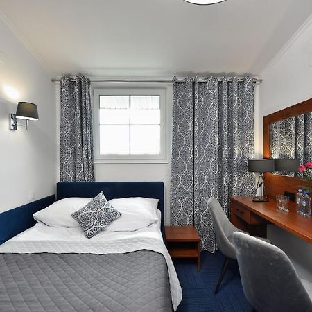 Hotel Agat Piotrkow Trybunalski Bagian luar foto
