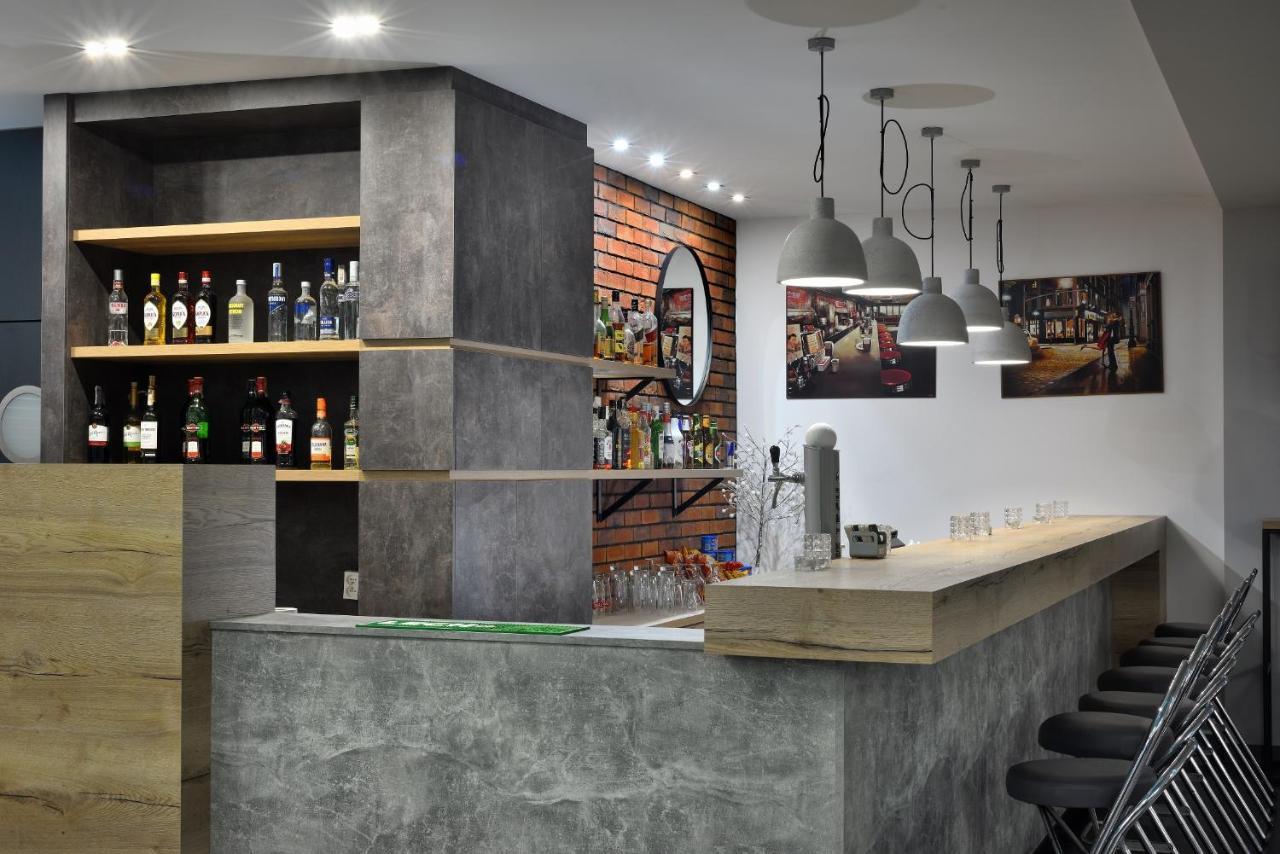 Hotel Agat Piotrkow Trybunalski Bagian luar foto
