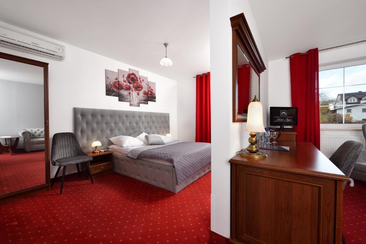 Hotel Agat Piotrkow Trybunalski Bagian luar foto