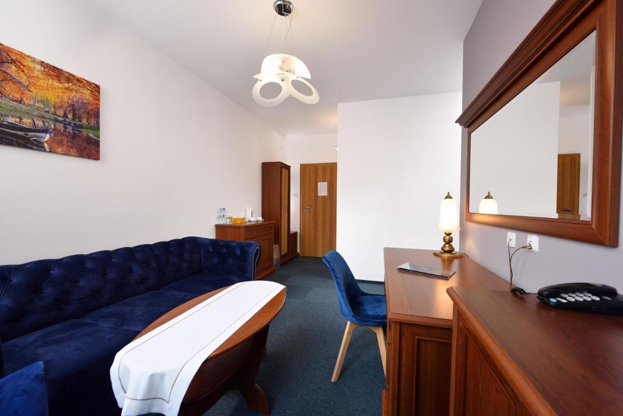 Hotel Agat Piotrkow Trybunalski Bagian luar foto