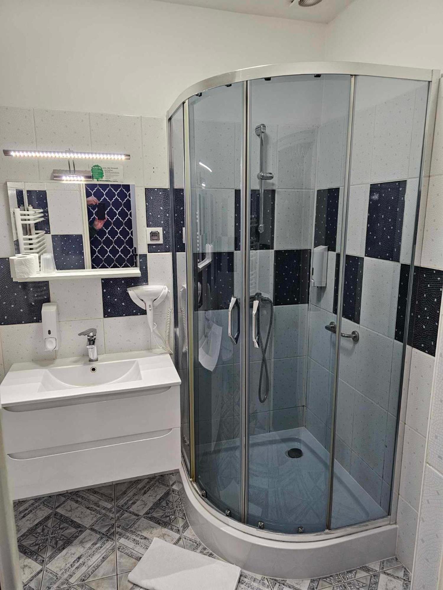 Hotel Agat Piotrkow Trybunalski Bagian luar foto